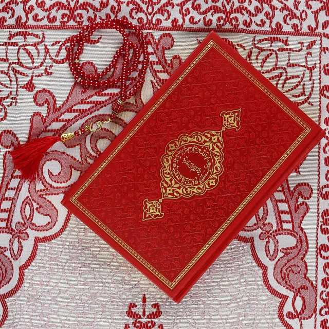 Arabic Quran Islamic Gift English Thermo Leather Umrah Gift Quran Set Prayer Rug Pearl Rosary Prayer Beads Sajjadah Salah Mat
